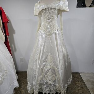 Vintage Elegant Off Shoulder Cream Wedding Gown